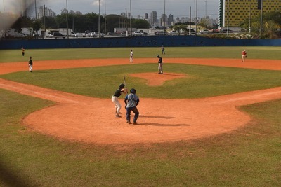 Na image, treino de beisebol no estádio mie nishi 